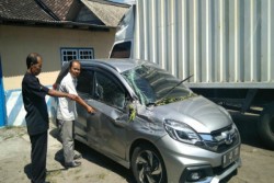 Truk Terguling di Sleman, Timpa Mobil yang Sedang Melintas