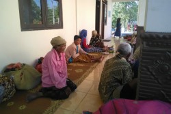FEATURE: Enggan Pindah dari Kawasan Rawan Bencana Merapi lantaran Tak Boleh Pelihara Ayam