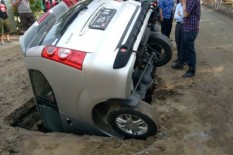 Gara-Gara Tak Ada Pembatas, Mobil Ini Terperosok ke Lubang Galian