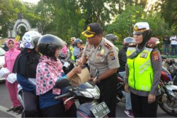 Ikut Ramaikan Ramadan, Polisi Bantul Bagi-Bagi Takjil