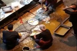 Duh..Restoran di Malaysia ini Cuci Piring dengan Air Comberan