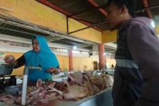 Harga Daging Ayam Naik, Pedagang Panik