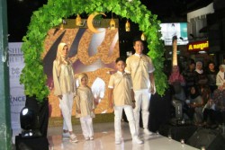 Kenalkan Busana Terbaru, Alfath-Karita Gelar Romantic Rayya