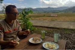Menikmati Berbuka Puasa Sembari Menatap Hamparan Sawah dan Perbukitan Menoreh 