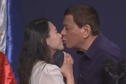 Cium Bibir Pekerja Wanita di Korsel, Duterte Dihujani Kecaman