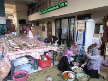 Ikhlas Siapkan Ribuan Hidangan Berbuka, Kadang Iuran Jika Dana Kurang