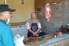 Menjijikkan, Daging Busuk Ditemukan di Lapak Pedagang Pasar Sentolo!