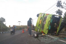 Sopir Diduga Mengantuk, Truk Bermuatan Daging Terguling di Sentolo 