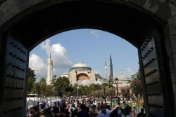 Wisatawan Muslim di Eropa Kini Lebih Mudah Makan Halal dan Salat dengan Nyaman