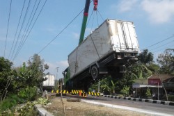 Gunakan Crane, Evakuasi Truk di Jalur Jogja-Wates Bikin Macet 3 Jam