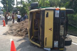Tak Kuat Menanjak di Jl Jogja-Wonosari, Truk Bermuatan Pasir Terguling 