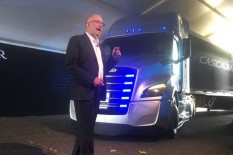 Daimler Kembangkan Truk Bermesin Listrik
