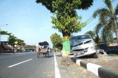 Sopir Mengantuk, Avanza Rombongan Pemudik Hajar Pohon