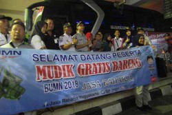 Karyawan Jasa Raharja Jogja Sambut Pemudik di Terminal Giwangan
