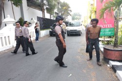 Dikira Mayat, Pria Tergeletak di Tengah Jalan Ini Bangun dan Lari saat Diklakson, Ternyata...