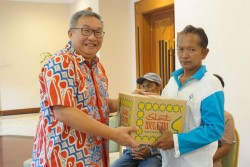 Prime Plaza Hotel Berikan Bingkisan Cookies Andalan pada Pengayuh Becak