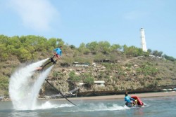 Menjajal Serunya Main Flyboard, Ada Loh di Pantai Baron Gunungkidul