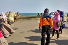 Pantai Glagah Mulai Ramai, Wisatawan Dilarang Mendekati Ujung Pemecah Ombak