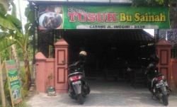 Menikmati Bakso Tusuk di Warung Bu Sainah di Bantul