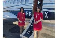Ternyata Ini Alasan Pramugari Selalu Senyum Ramah dan Menatap Lekat ke Penumpang