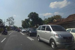 Jalur Jogja-Purworejo di Simpang Empat Ngelo Antre Sepanjang 4 Km