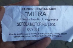 Tak Hanya Mobil, Parkir Sepeda Motor di Depan Gembira Loka Juga Tak Wajar, Rp5.000