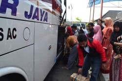 Pemudik dengan Angkutan Bus Umum Memadati Terminal Wates