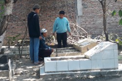 FEATURE: Rela Berlebaran di Kuburan demi Penghormatan