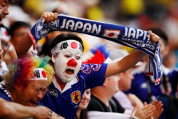 Suporter Jepang Kondang karena Suka Bersihkan Stadion & Kini Suporter Senegal Menirunya
