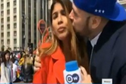 Reporter Wanita Disosor Suporter saat Siaran Live di Rusia. RESPEK!
