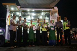 Darling Dompet Dhuafa Bagikan Konsumsi Gratis ke Pemudik dan Petugas