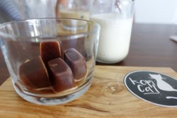 Mencicipi Es Kopi dalam Bentuk Balok di Sawangan