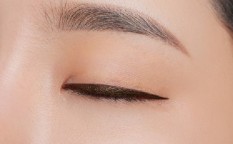 Eyeliner Rapi Kunci Mata Tampak Cantik, Ini Tipsnya