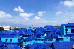 Jangan Berfoto Mengenakan Baju Biru di Kampung Ini, Tak Kelihatan!