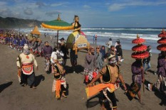 Mencari Berkah, Warga Larung Tumpeng dan Pakaian‎ di Pantai Parangkusumo