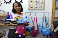 Berdayakan Keluarga Rintis Bisnis Tas Kasual Warna-Warni