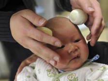 Para Ayah Juga Dianjurkan Memijat Bayi, Banyak Manfaatnya   