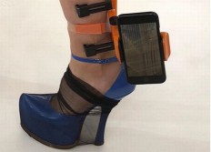 Ada-Ada Saja, Desainer Rancang Sepatu yang Bisa Simpan Ponsel