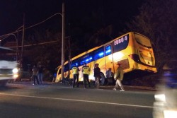 Hindari Motor, Bus Pahala Kencana Nyungsep di Selokan