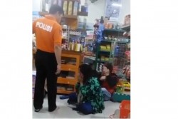 Pria Berkaus Polisi Diduga Aniaya Seorang Ibu
