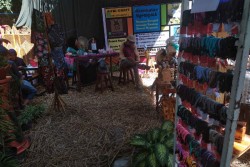 Stan Pameran Unik Dipenuhi Bambu dan Jerami