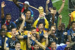 Pesta Les Bleus di Bawah Guyuran Hujan