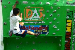Gapadri Mapala STTNAS Gelar Lomba Panjat Dinding