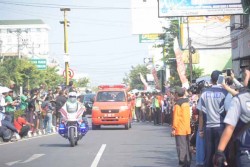 Warga Memadati Tugu Jogja Saksikan Kirab Obor Asian Games