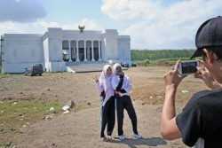 Begini Penampakan Kantor Desa yang Mirip Istana Negara