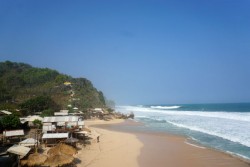 Pantai Watu Lawang, Berawal dari Gua Sakral Kini Banyak Wisatawan