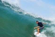 Api Obor Asian Games 2018 Dibawa Sambil Berselancar 
