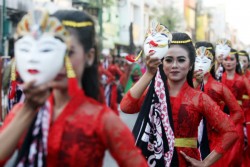 Topeng-Topeng Mesemeleh ala FKY & Musik yang Sulit Dicerna