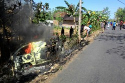 Terperosok Jurang di Gunungkidul, Mobil Pembawa Rokok Terbakar