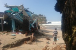 Gelombang Tinggi Jadi Pelajaran agar Penghuni Pantai Tak Sembarangan Mendirikan Bangunan